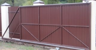 Купить откатные ворота из профнастила Великие Луки, цена от 1768 руб.