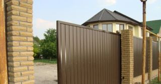 Купить откатные ворота из профнастила Великие Луки, цена от 1768 руб.