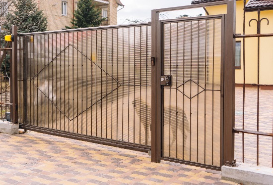 Купить ворота из профлиста с элементами ковки, с металлическими столбами в рамке или под дерево в Великих Луках от 155940 руб
